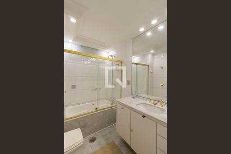 Apartamento à venda com 478m², 3 quartos e 3 vagas Apartamento à venda com 478m², 3 quartos e 3 vagasBanheiro da Suíte 2