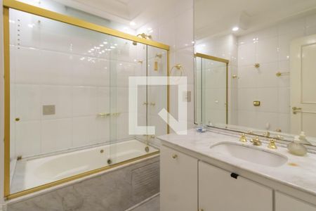 Apartamento à venda com 478m², 3 quartos e 3 vagas Apartamento à venda com 478m², 3 quartos e 3 vagasBanheiro da Suíte 2