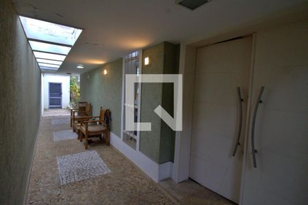 Casa para alugar com 370m², 3 quartos e 3 vagasCorredor externo 