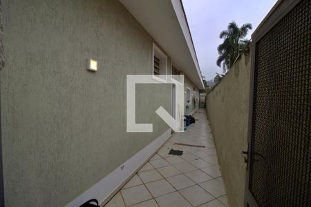 Casa para alugar com 370m², 3 quartos e 3 vagasCorredor externo 