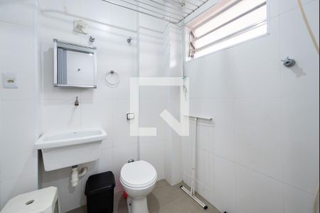 Banheiro de kitnet/studio para alugar com 1 quarto, 30m² em José Menino, Santos