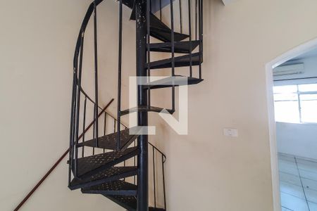 Apartamento para alugar com 180m², 3 quartos e sem vagaescada