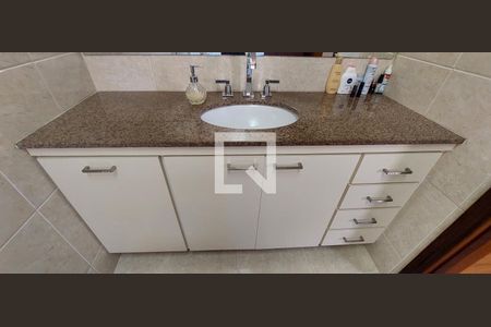 Apartamento à venda com 156m², 5 quartos e 2 vagas Apartamento à venda com 156m², 5 quartos e 2 vagasBanheiro Quarto 1 suíte