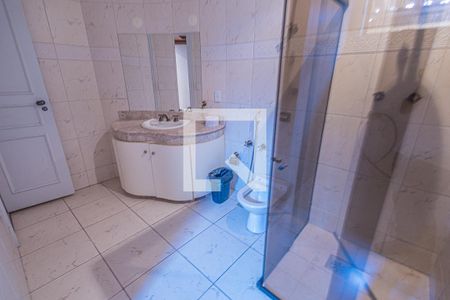 Casa à venda com 720m², 4 quartos e 6 vagasBanheiro do Quarto 1 