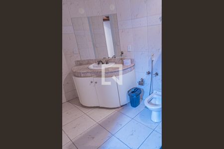 Casa à venda com 720m², 4 quartos e 6 vagasBanheiro do Quarto 1 