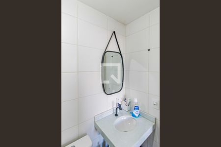 Banheiro de apartamento para alugar com 2 quartos, 40m² em Parque Maria Helena, São Paulo