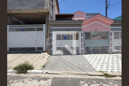 Casa à venda com 120m², 3 quartos e 2 vagas Casa à venda com 120m², 3 quartos e 2 vagasFachada