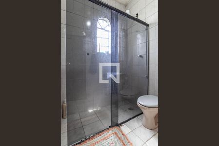 Casa à venda com 244m², 5 quartos e 3 vagasBanheiro da suíte 1