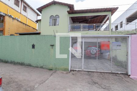 Casa à venda com 244m², 5 quartos e 3 vagasFachada