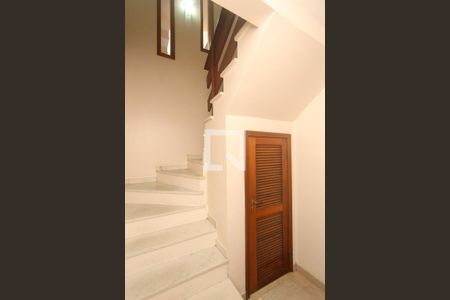 Casa à venda com 374m², 5 quartos e 6 vagasEscadas garagem