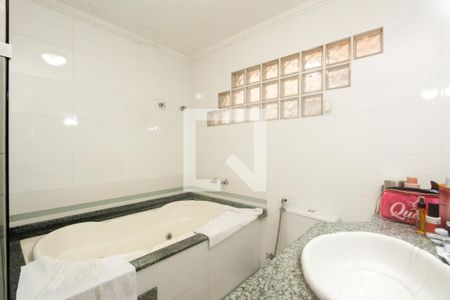 Casa à venda com 374m², 5 quartos e 6 vagasBanheiro suite