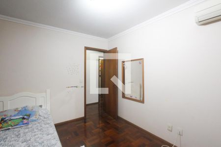 Casa à venda com 374m², 5 quartos e 6 vagasQuarto 2