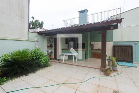 Casa à venda com 374m², 5 quartos e 6 vagasFundos