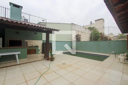 Casa à venda com 374m², 5 quartos e 6 vagasFundos