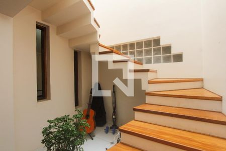 Casa à venda com 374m², 5 quartos e 6 vagasEscadas