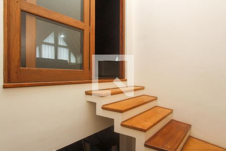 Casa à venda com 374m², 5 quartos e 6 vagasEscadas 
