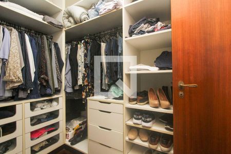 Casa à venda com 374m², 5 quartos e 6 vagasCloset