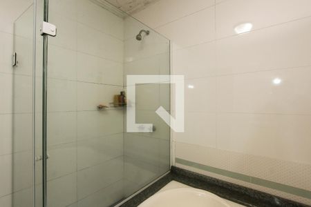 Casa à venda com 374m², 5 quartos e 6 vagasBanheiro suite