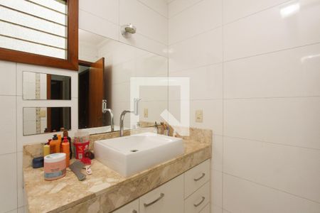 Casa à venda com 374m², 5 quartos e 6 vagasBanheiro social 1