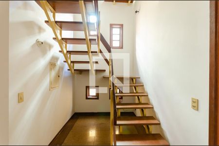 Casa para alugar com 165m², 3 quartos e 2 vagasEscada