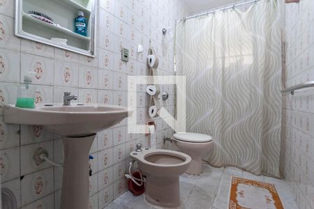 Casa à venda com 243m², 3 quartos e 4 vagasBanheiro social 