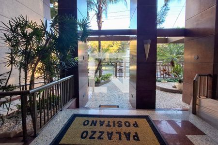 Apartamento à venda com 90m², 2 quartos e 1 vagaFachada e portaria