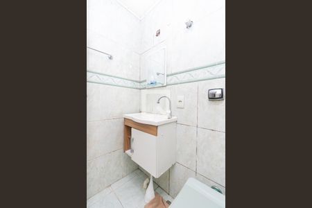 Banheiro de apartamento à venda com 2 quartos, 52m² em Medianeira, Porto Alegre