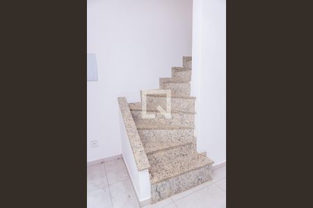 Casa de condomínio para alugar com 60m², 2 quartos e 1 vaga Casa de condomínio para alugar com 60m², 2 quartos e 1 vagaEscada