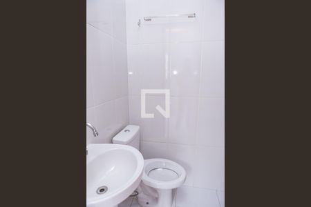 Casa de condomínio para alugar com 60m², 2 quartos e 1 vaga Casa de condomínio para alugar com 60m², 2 quartos e 1 vagaBanheiro da Suíte 1