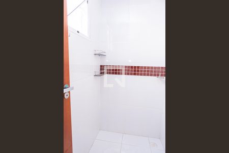 Casa de condomínio para alugar com 60m², 2 quartos e 1 vaga Casa de condomínio para alugar com 60m², 2 quartos e 1 vagaBanheiro da Suíte 2