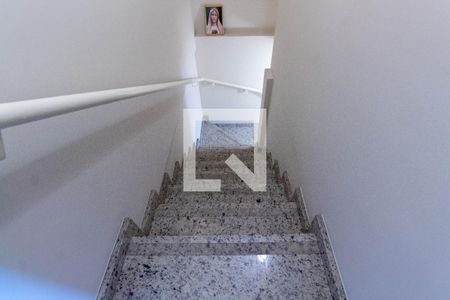 Casa à venda com 120m², 2 quartos e 2 vagas Casa à venda com 120m², 2 quartos e 2 vagasEscada