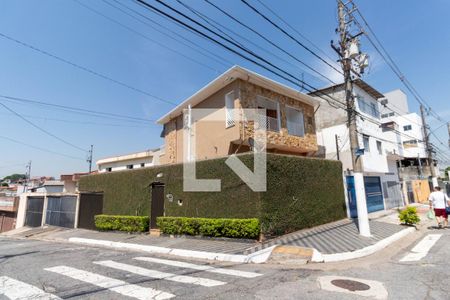 Casa à venda com 120m², 2 quartos e 2 vagas Casa à venda com 120m², 2 quartos e 2 vagasFachada