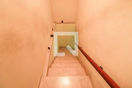 Casa à venda com 100m², 2 quartos e 2 vagasEscada