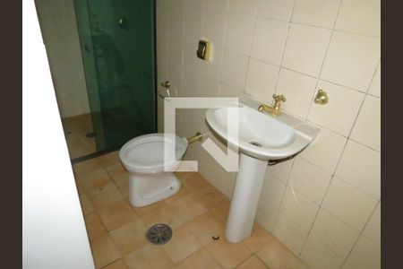 Casa à venda com 473m², 4 quartos e 8 vagasBanheiro 