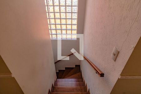 Casa à venda com 249m², 3 quartos e 4 vagas Casa à venda com 249m², 3 quartos e 4 vagasEscada