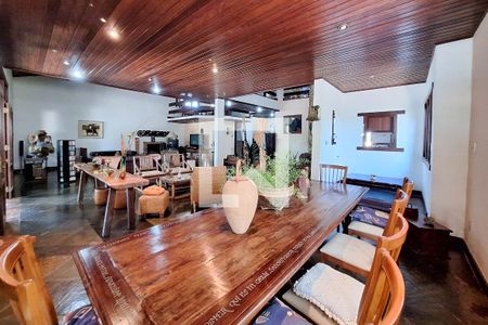 Sala de casa de condomínio para alugar com 3 quartos, 385m² em Pendotiba, Niterói