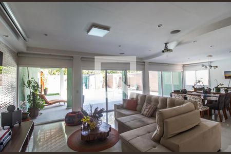 Sala de TV de casa de condomínio para alugar com 4 quartos, 566m² em Nova Higienópolis, Barueri