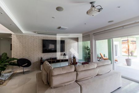 Sala de TV de casa de condomínio para alugar com 4 quartos, 566m² em Nova Higienópolis, Barueri