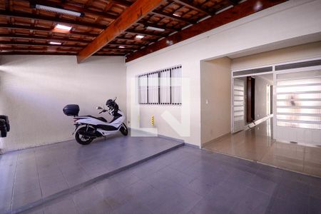 Casa à venda com 190m², 3 quartos e 5 vagas Casa à venda com 190m², 3 quartos e 5 vagasGaragem