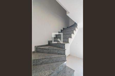 Apartamento à venda com 104m², 2 quartos e 1 vaga Apartamento à venda com 104m², 2 quartos e 1 vagaEscada