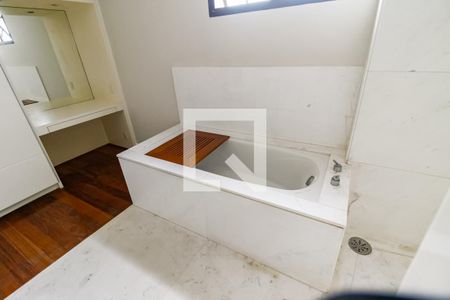 Apartamento à venda com 192m², 3 quartos e 4 vagasBanheira da Suíte 3