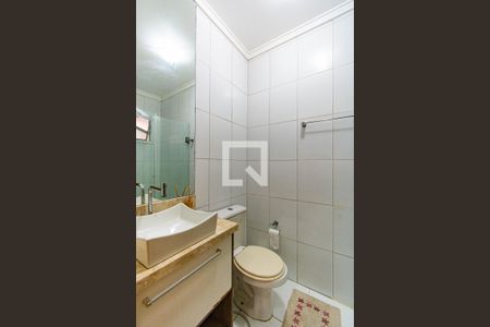 Banheiro de casa de condomínio à venda com 2 quartos, 53m² em Olaria, Canoas