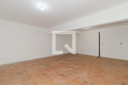 Casa à venda com 375m², 3 quartos e 3 vagasSalão abaixo da casa