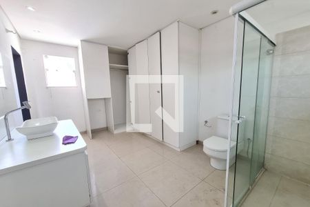 Closet e banheiro da suíte de casa para alugar com 2 quartos, 224m² em Vila Formosa, São Paulo