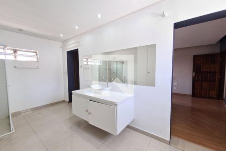 Closet e banheiro da suíte de casa para alugar com 2 quartos, 224m² em Vila Formosa, São Paulo