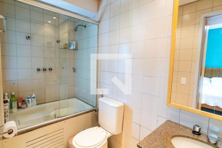 Apartamento à venda com 220m², 4 quartos e 3 vagasBanheiro da Suíte 1