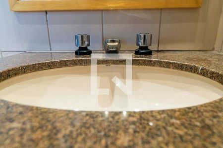 Apartamento à venda com 220m², 4 quartos e 3 vagasBanheiro da Suíte 1 Detalhe