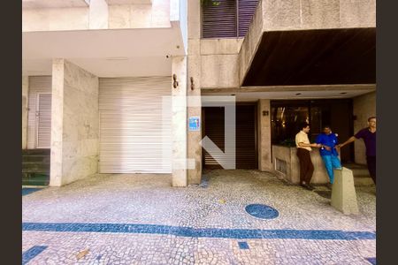 Apartamento para alugar com 237m², 4 quartos e 3 vagasFachada com cartaz QA.