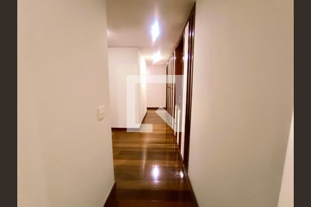 Apartamento para alugar com 237m², 4 quartos e 3 vagasCorredor 