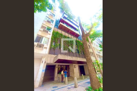 Apartamento para alugar com 237m², 4 quartos e 3 vagasFachada com cartaz QA.